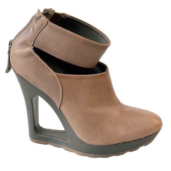 BCBG Runway Beige Leather Cutout Wedge Ankle Booties Back Zipper Size 8 - Picture 6 of 10